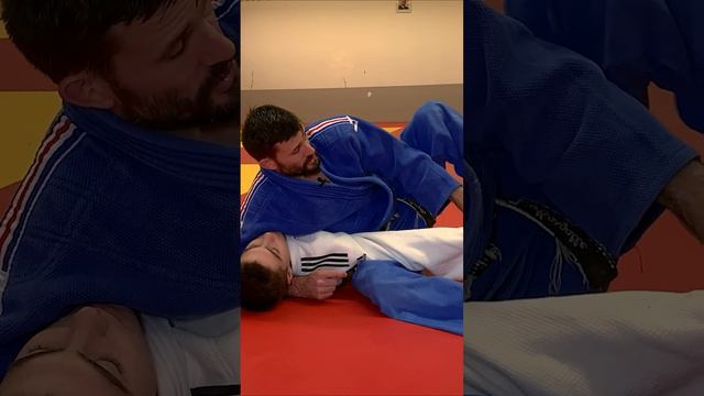 Une variante de Ashi-Gatame à partir de Hon-Gesa-Gatame (Finaliser avec clés de bras puissante)