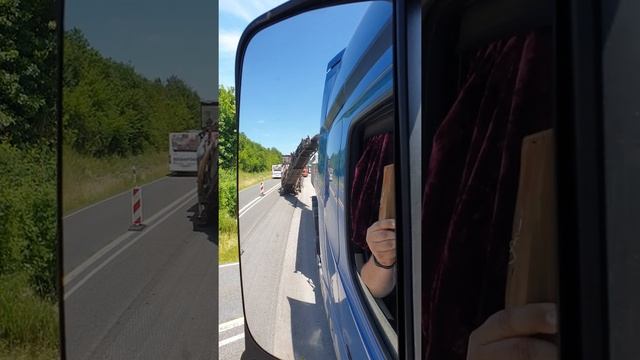 Vor der Strassenfräse bei Langelsheim. Lkw.