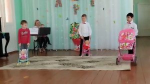 Танец с колясками.8 Марта в детском саду.