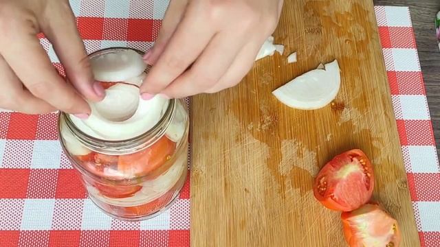 Помидоры в собственном соку дольками с луком и маслом без уксуса и воды на зиму!