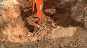 Экскаватор Hitachi ZX180 LCN 5G отгрузка самосвалов грунтом с котлована.