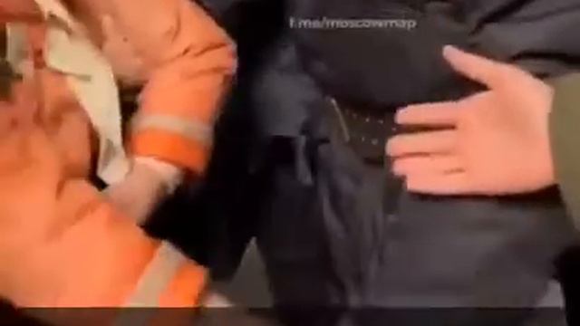 Копы скрутили пенсионерку, которая посмела торговать цветами, потому что пенсии на жизнь не хватает смотреть онлайн