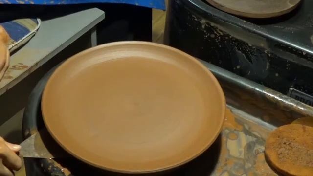 Тарелка из глины на гончарном круге