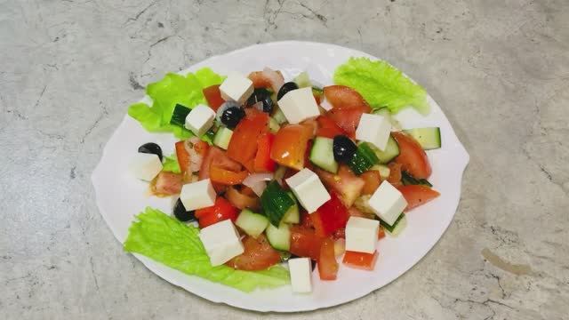 Греческий салат - вкусный овощной салат, отлично подойдет на праздничный стол