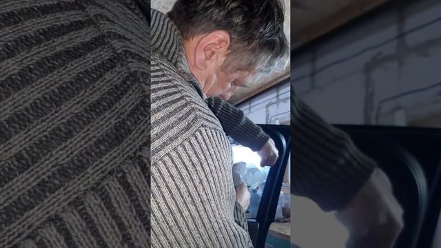 Как удалить старую тонировку не оставляя клея на стекле. смотреть онлайн