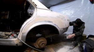 Шпаклевка левой задней арки и порога, мерседес W123