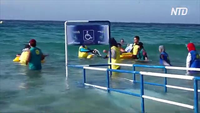 Купання в інвалідному кріслі: як у Марокко потурбувалися про людей з інвалідністю смотреть онлайн