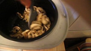 ЖАРЕНАЯ КАРТОШКА С ГРИБАМИ И ЛУКОМ В МУЛЬТИВАРКЕ