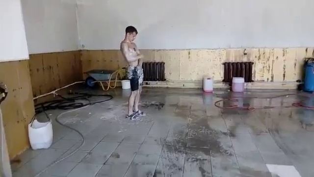 Первая в мире мойка человека кёрхером. смотреть онлайн