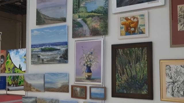 Процесс развески мы это сделали мы на 3х метрах повесили 40 картин 7 авторов выставка АртРостов 202 смотреть онлайн