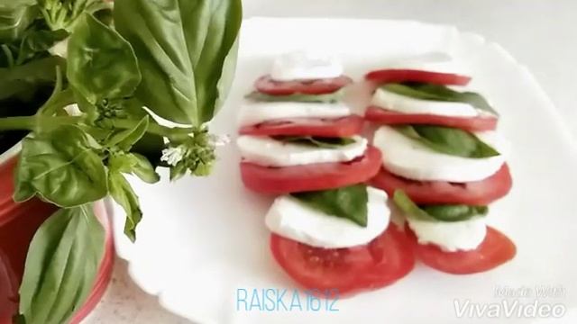 ИТАЛЬЯНСКИЙ САЛАТ КАПРЕЗЕ С МОЦАРЕЛЛОЙ И ПОМИДОРАМИ. SALAD CAPRESE.ИТАЛИЯ. РЕЦЕПТ.RECIPE.