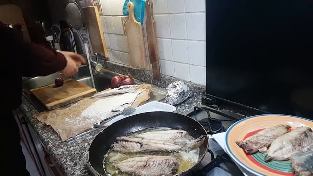 #жарим рыбу#messina#sicilia Опять рыбы нажарили??...Sauri ca cipuddata. смотреть онлайн