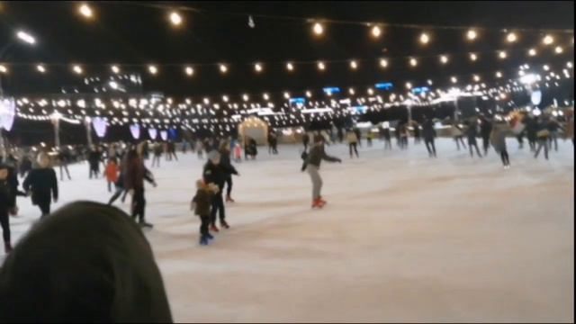 КАТОК НА ПЛОЩАДИ СВОБОДЫ.Katok meydanchasy Harkovdaky. смотреть онлайн