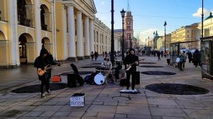 Звери – "Районы-кварталы", песню исполняют уличные музыканты на Невском проспекте в Санкт-Петербург