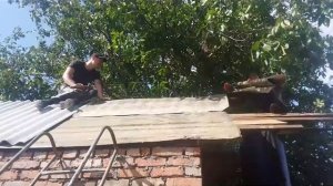 7. Накрывание крыши бани рубероидом и шифером