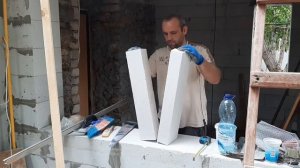 Как заделать пространство между стеной и стропилами