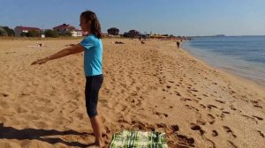 ЙОГА ЧЕЛЛЕНДЖ НА МОРЕ!!! YOGA CHALLENGE Позы на одного / Vika Vika Гимнастика на пляже!