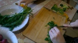 Салат из редиски, свежих огурцов, капусты и зелени весенний.