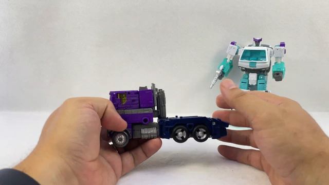 Video Review: Transformers Shattered Glass - OPTIMUS PRIME and RATCHET смотреть онлайн