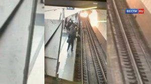 Засмотревшаяся в телефон женщина упала на рельсы в московском метро.