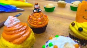 Настя учится готовить и украшать печенье на Хеллоуин ??