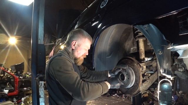 Замена колодок ручника на Е39 и в чём разница с E60. смотреть онлайн