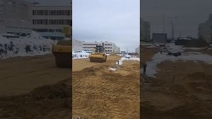 Работа бульдозеров (строительство дороги)