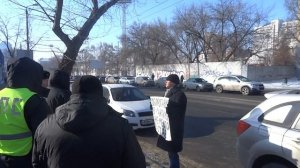 смелый юрист СССР поставил судебных приставов на место перед зданием суда