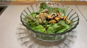 Салат из красной рыбы и мидий с огурцом / рецепт салата без майонеза