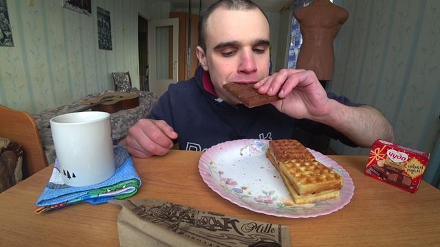 МУКБАНГ АСМР  ШОКОЛАД / ВАФЛИ С СУФЛЕ / СЫРОК ГЛАЗИРОВАННЫЙ - "ЧУДО" / ЧАЙ / EATING ASMR Mukbang#370