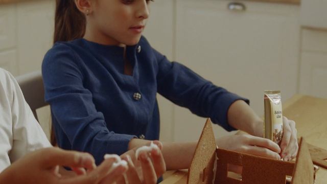 Дети делают пряничный домик смотреть онлайн