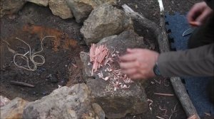 Как развести огонь с помощью огнива... не быстро...