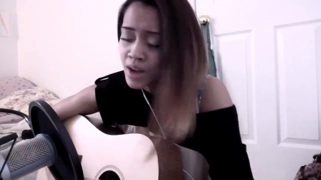 Симпатичная девушка поет популярную песню под гитару. смотреть онлайн