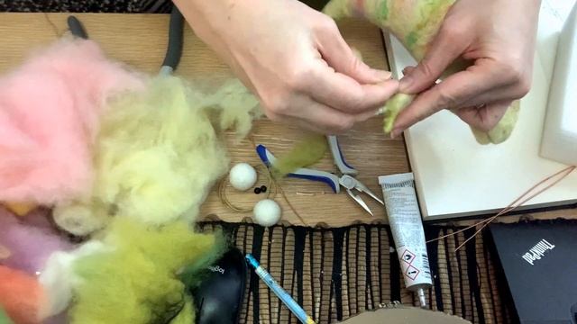 Хамелеон Томас. Игрушка из шерсти. Урок по сухому валянию.