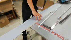 Установка пластикового элемента в цоколь под посудомоечную машину