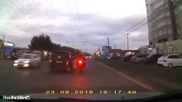 Мотоциклист разбил рукой стекло у автомобиля