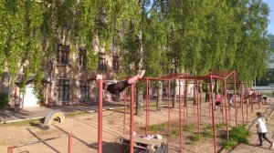 Девочка на турнике во дворе удивила обывателей!