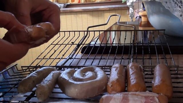 Готовим сосиски-колбаски на угольном гриле. смотреть онлайн