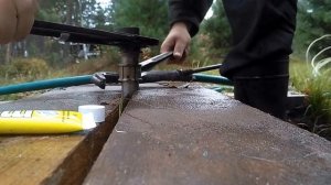 Соединение муфты с трубой в скважине игле