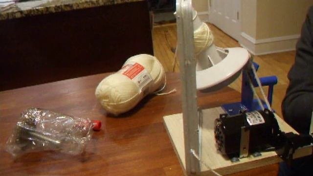 Моталка для пряжи с электрическим мотором своими руками. Handmade Electric Yarn Winder.
