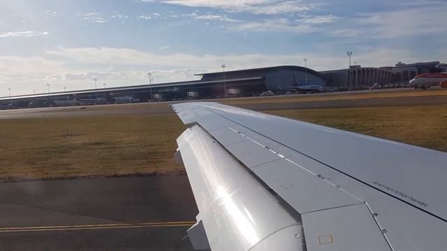 Landing Sukhoi Superjet 100 Brussels airlines in Brussels International Airport смотреть онлайн