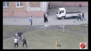 Один боксер против пятерых гопников.