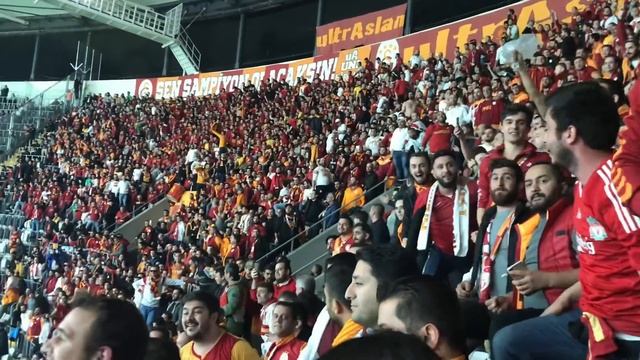 Beşiktaş deplasmanında Galatasaray tribünü Beşiktaşlıları trollüyor смотреть онлайн