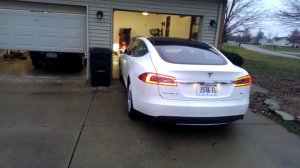 Tesla Model S  паркует себя в гараже