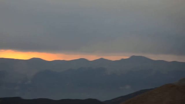 Закат над облаками Гора Тахталы 2365 метров над уровнем моря смотреть онлайн