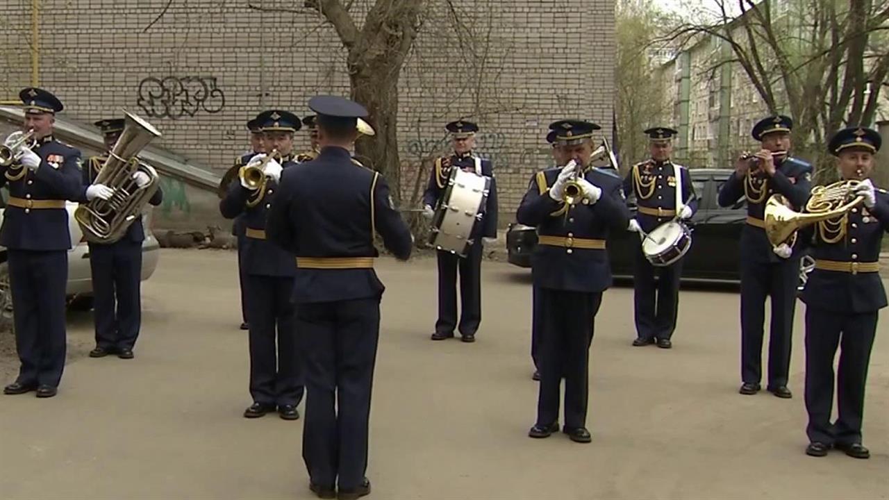 С предстоящим праздником в разных регионах страны ветеранов поздравляют оркестры