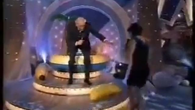 Певица упала во время исполнения! Ржач в зале смотреть онлайн