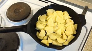 Жарим картошку с хрустящей красивой корочкой на сковороде