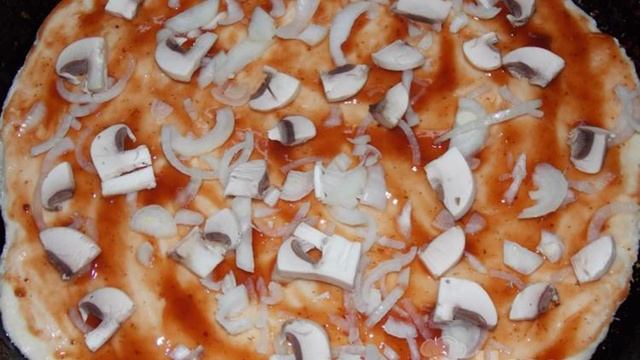 Пышная пицца с грибами и грудинкой