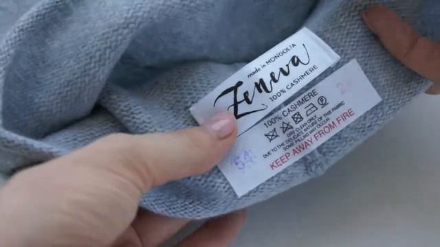 Серая шапка из 100% кашемира и стразами Swarovski смотреть онлайн